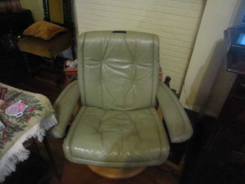 STRESSLESS EKORNES RECLINER AND FOOTSTOOL IN LEATHER AND WOOD  ITEM NO 2097