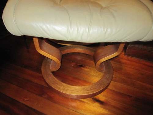 STRESSLESS EKORNES RECLINER AND FOOTSTOOL IN LEATHER AND WOOD  ITEM NO 2097