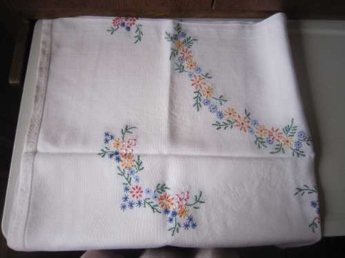STUNNING VINTAGE MEDIUM SIZED TABLECLOTH  ITEM NO 1G