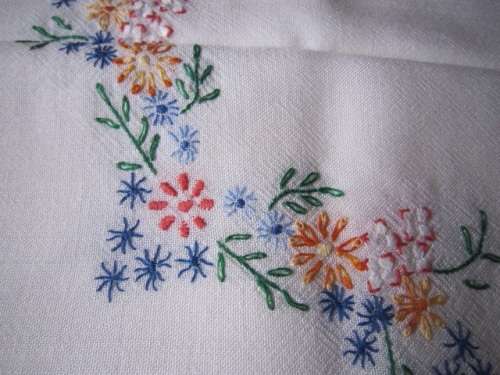 STUNNING VINTAGE MEDIUM SIZED TABLECLOTH  ITEM NO 1G