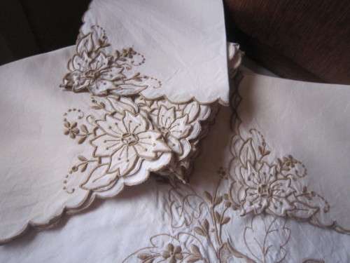 BEAUTIFUL LARGE VINTAGE TABLECLOTH AND 12 NAPKINS  ITEM 1E