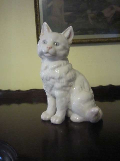 HUTSCHENREUTER GERMANY BEAUTIFUL WHITE CAT  ITEM NO 2105
