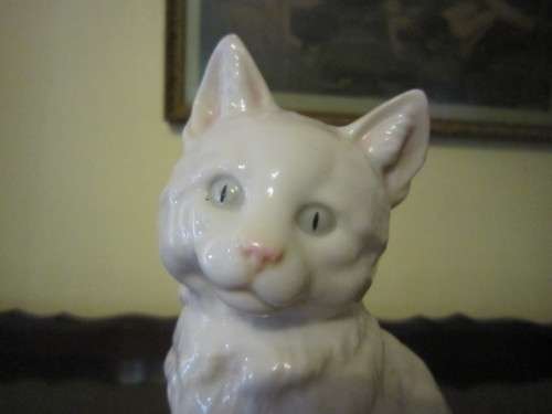 HUTSCHENREUTER GERMANY BEAUTIFUL WHITE CAT  ITEM NO 2105