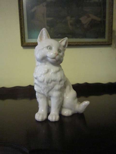 HUTSCHENREUTER GERMANY BEAUTIFUL WHITE CAT  ITEM NO 2105