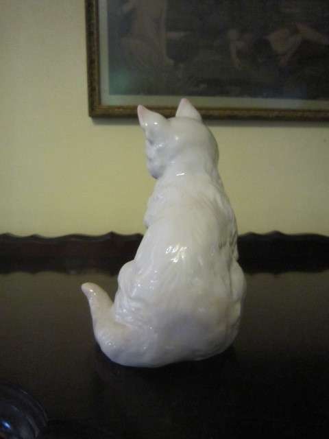 HUTSCHENREUTER GERMANY BEAUTIFUL WHITE CAT  ITEM NO 2105