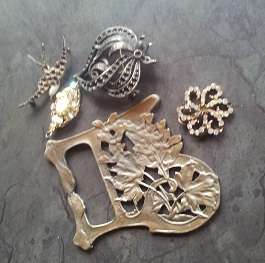 5 X ASSORTED FINDINGS,2 X PENDANTS, 2 X BROOCHES, PLUS