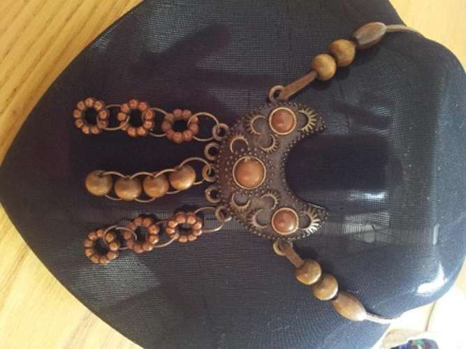 HALFMOON SHAPED, COPPER COLOURED NECKLACE WITH BROWN STONES AND BEADS