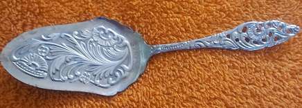 SILVER COLOURED CAKE LIFTER