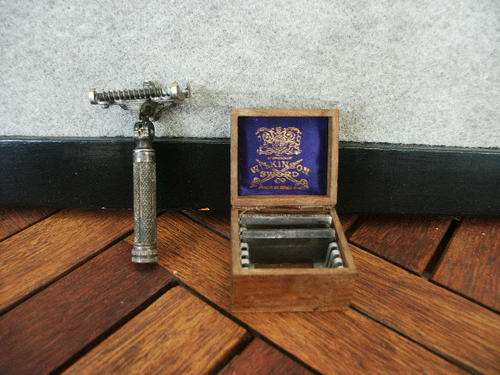WILKINSON SWORD RAZOR + WOOD-BOX (2 BLADES)