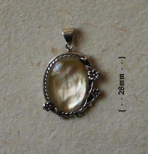 STERLING SILVER PENDANT WITH YELLOW STONE