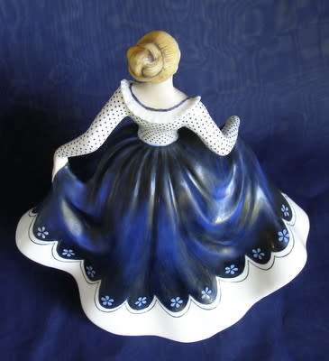 Royal Doulton FIGURINE - Lisa HN2310