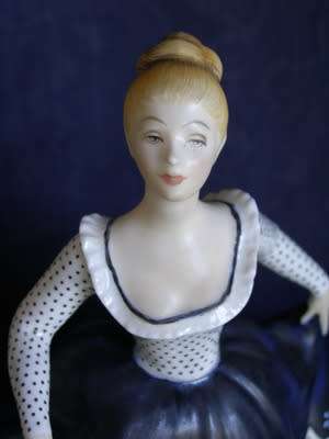 Royal Doulton FIGURINE - Lisa HN2310