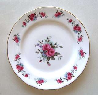 QUEEN ANNE Teaplate with Pink Roses