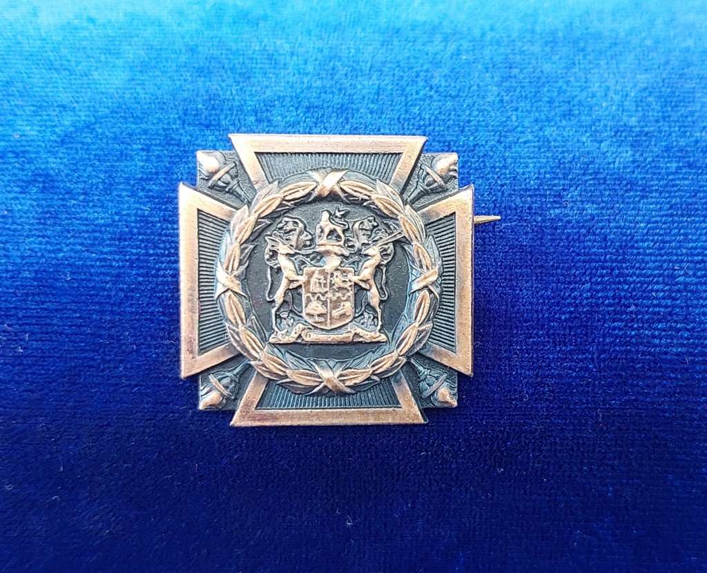 - WW2 South African Memorial Pin ` Death Badge` (Nr 2417) with SAM Stamp -