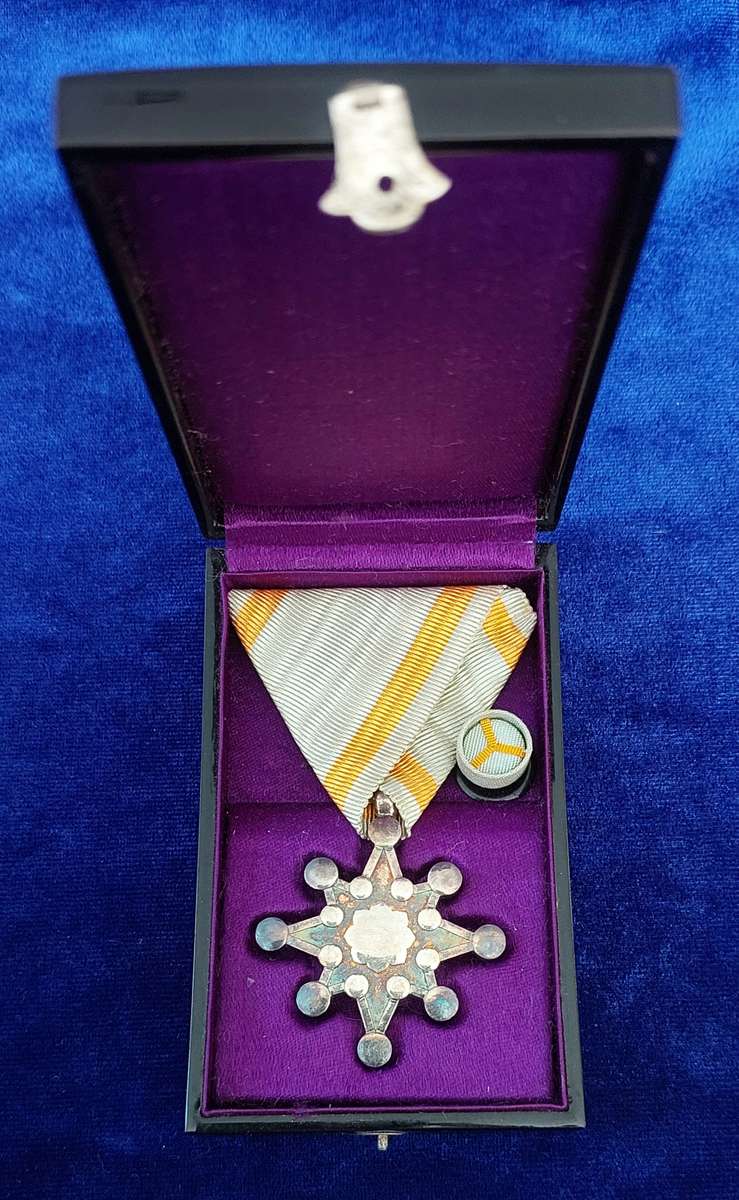 - Japan Order of the Sacred Treasure 8th Class with Rosette in Case of Issue -
