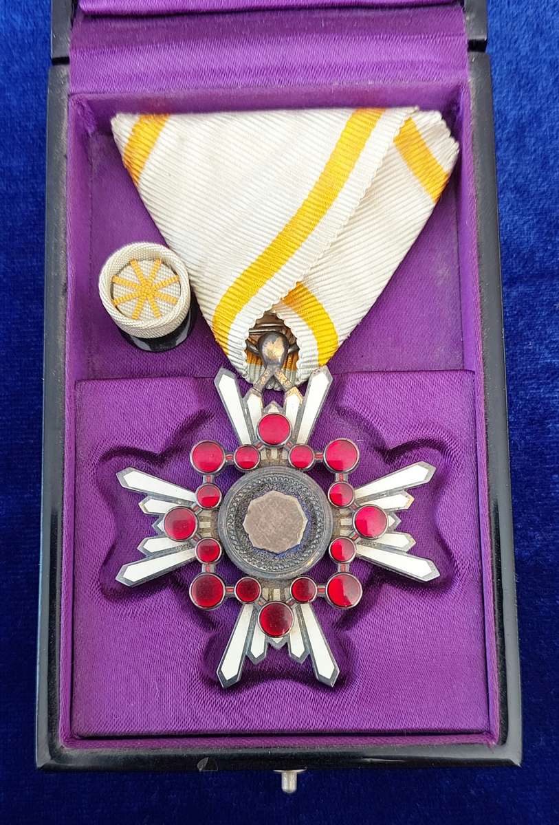 - Japan Order of the Sacred Treasure 5th Class with Rosette in Case of Issue -