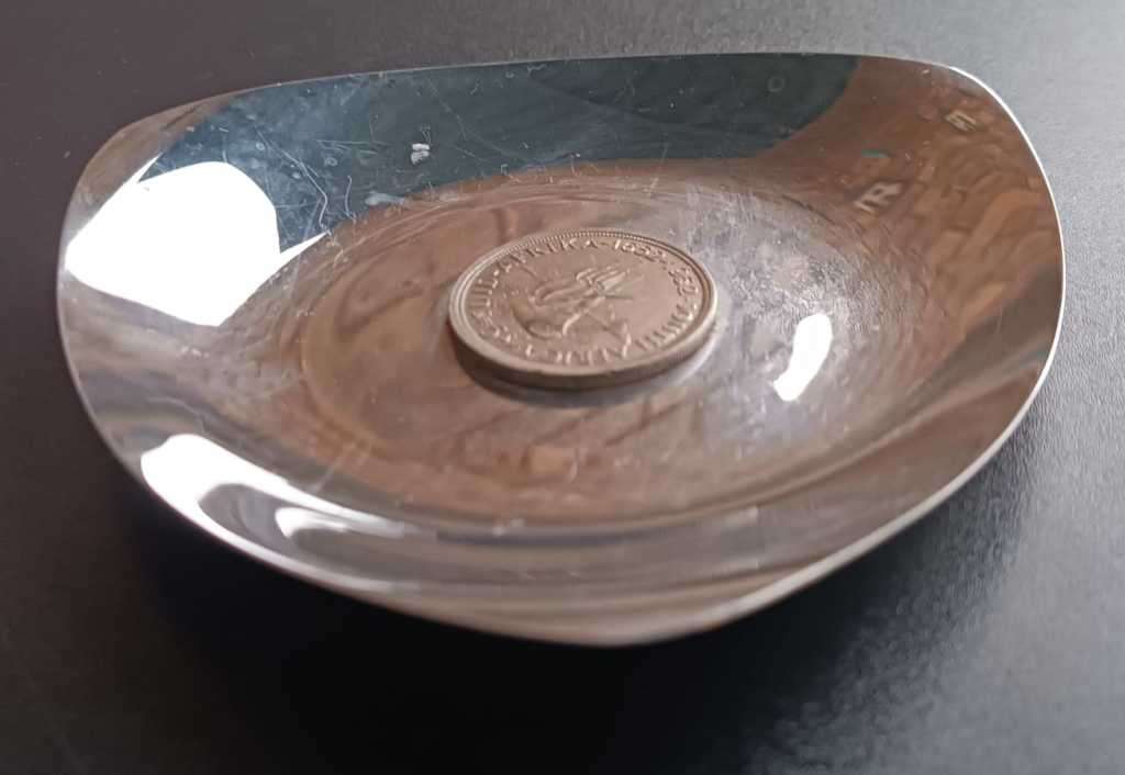 South Africa (1652 - 1952) 5 Shilling coin mounted on stainless steel silver tray/dish