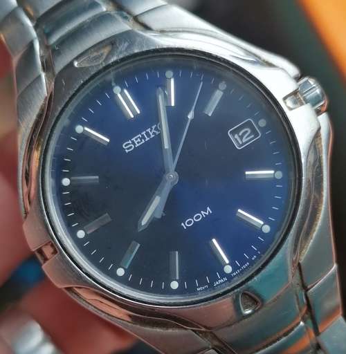 Blue Seiko Quartz with date, steel bracelet