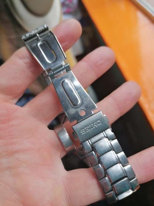 Blue Seiko Quartz with date, steel bracelet