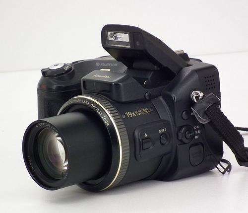 FujiFilm FinePix S7000 - 12 Megapixel 6x Optical Zoom