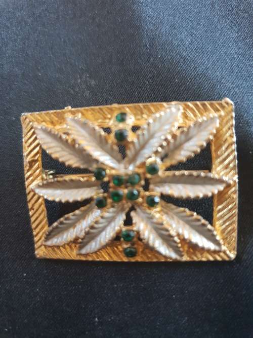 set of 2 vintage brooches