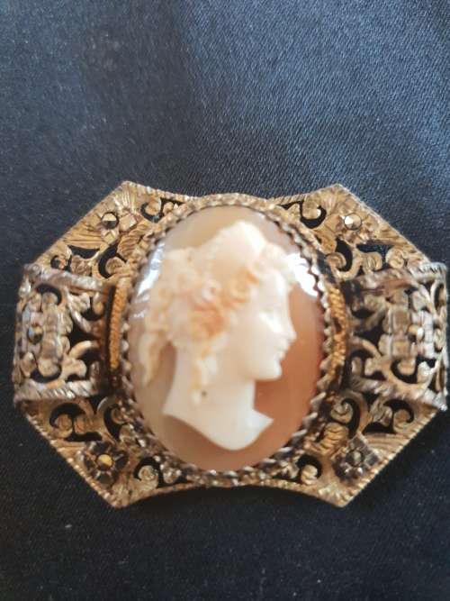 set of 2 vintage brooches