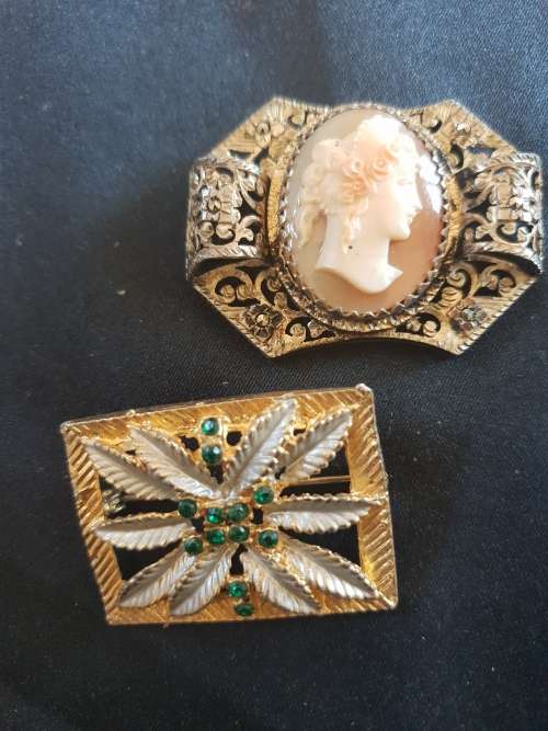 set of 2 vintage brooches