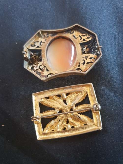 set of 2 vintage brooches