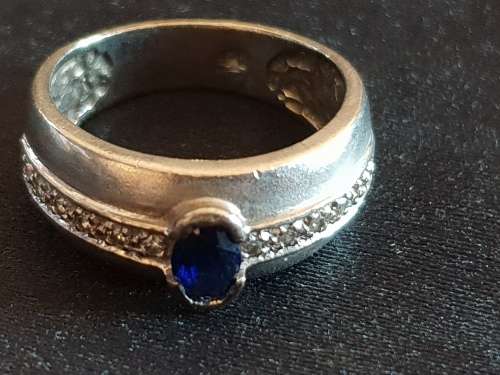 9ct white gold & diamond ring with sapphire