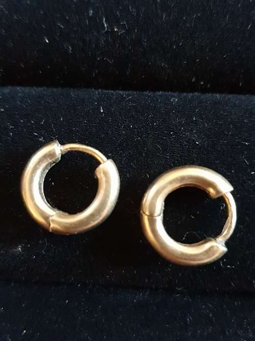 9ct gold hoop earing that open