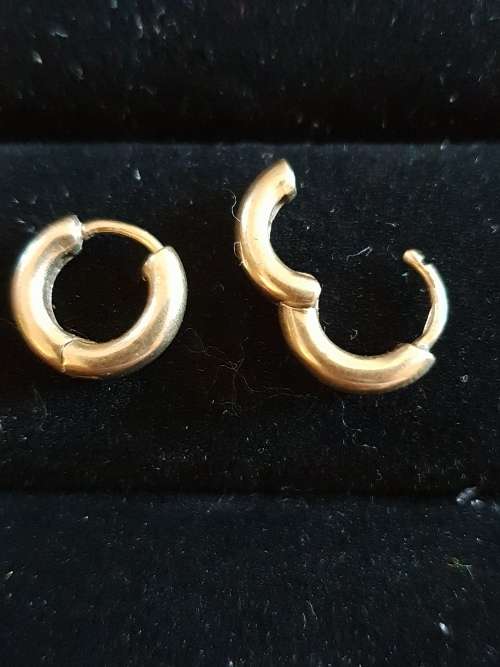 9ct gold hoop earing that open