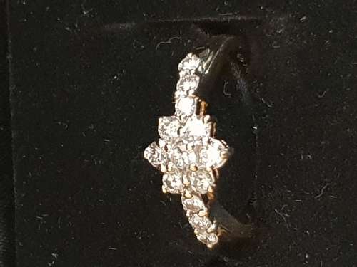 Genuine 18ct yellow gold & Diamond cluster ring Hallmarked