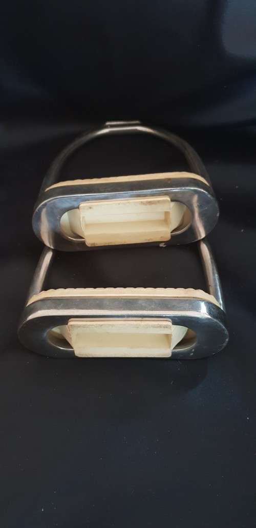 Set of Stainless steel Horse riding stirrup with non slip pads