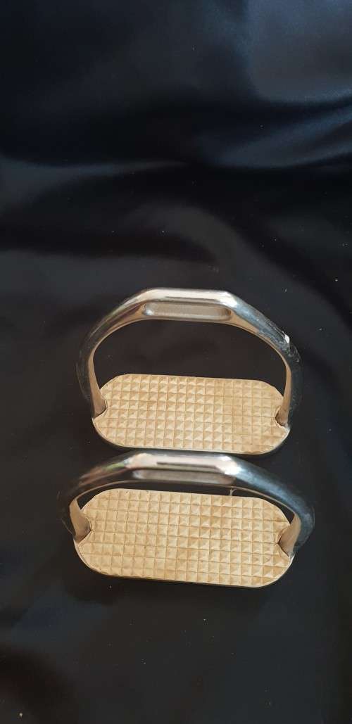Set of Stainless steel Horse riding stirrup with non slip pads