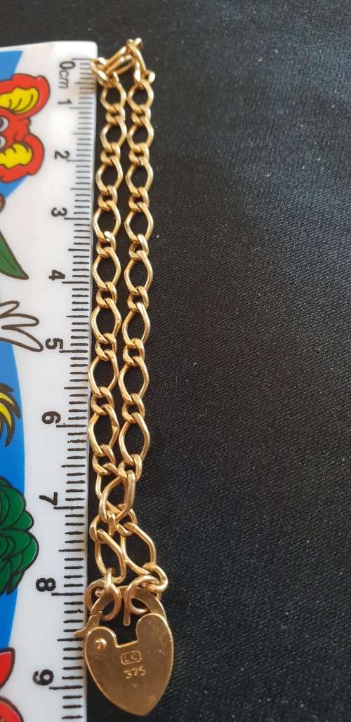 Solid 9ct gold bracelet with heart locket