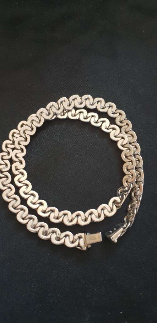 Unusually box link neck chain flat on bottom in solid white gold 9ct stamped `375 EB`