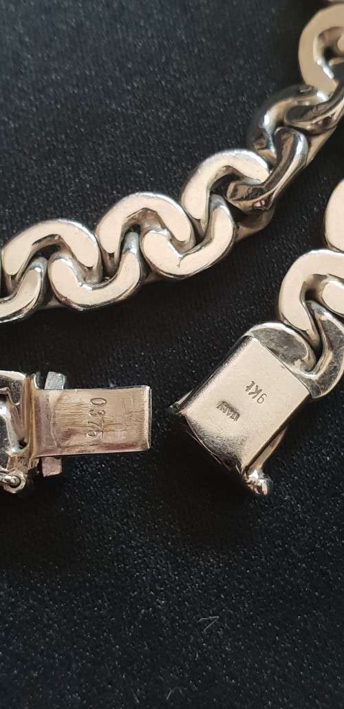 Unusually box link neck chain flat on bottom in solid white gold 9ct stamped `375 EB`