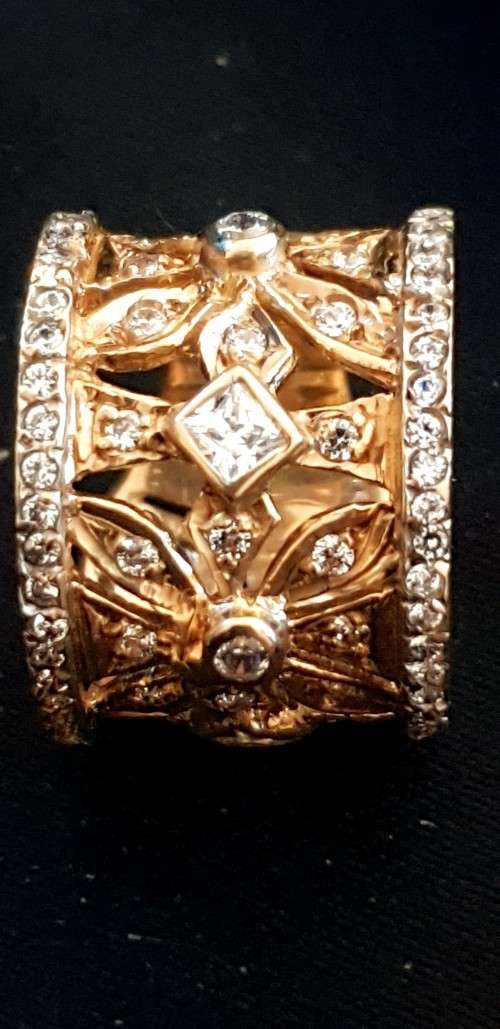 Stunning 9ct gold broad band and Cubic Zircon ring