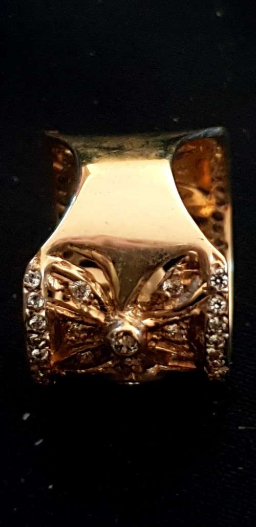 Stunning 9ct gold broad band and Cubic Zircon ring