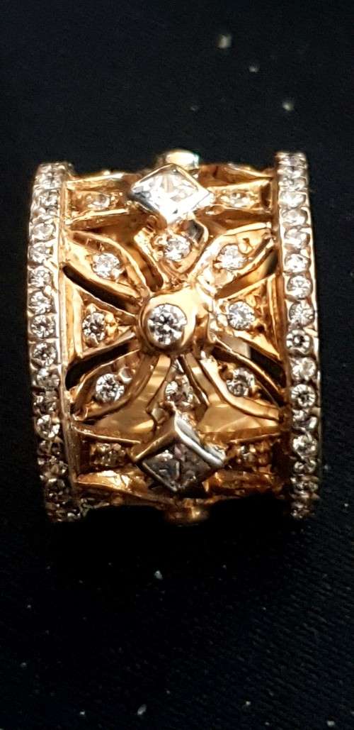 Stunning 9ct gold broad band and Cubic Zircon ring