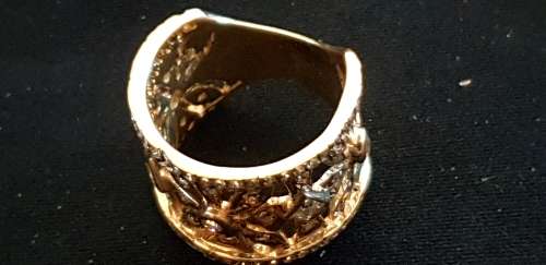 Stunning 9ct gold broad band and Cubic Zircon ring