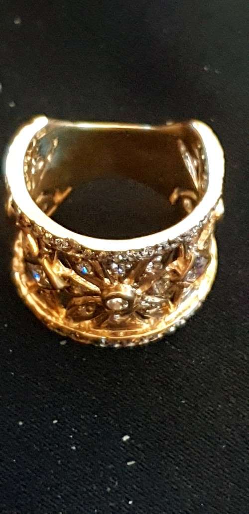 Stunning 9ct gold broad band and Cubic Zircon ring