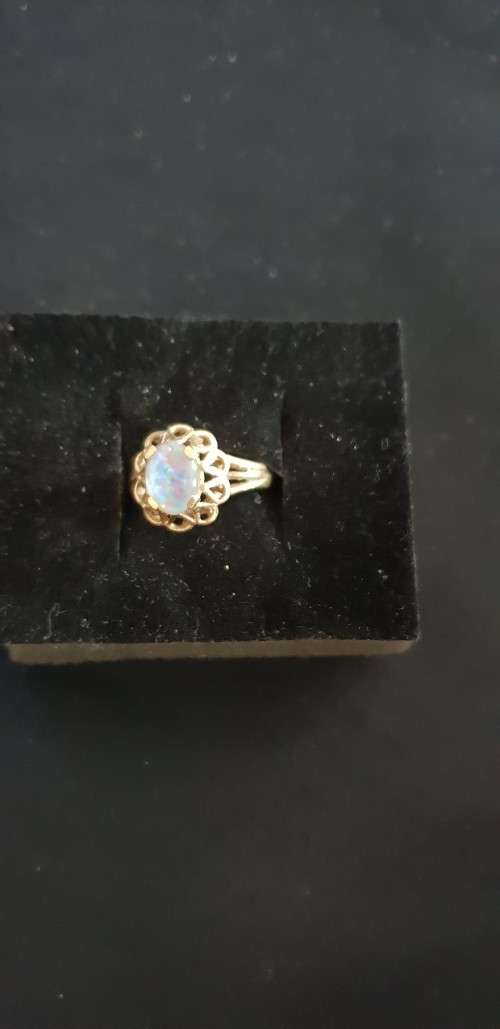 Vintage / antique 9ct gold and opak ring stamped with maker name G.R