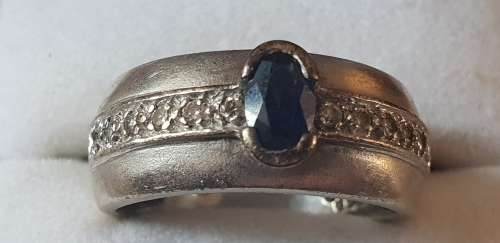 9ct white gold & diamond ring with sapphire