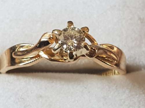 Genuine solid 18ct yellow gold with a genuine 0.26 carat solitaire natural diamond ring