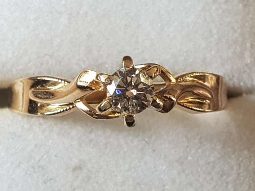 Genuine solid 18ct yellow gold with a genuine 0.26 carat solitaire natural diamond ring