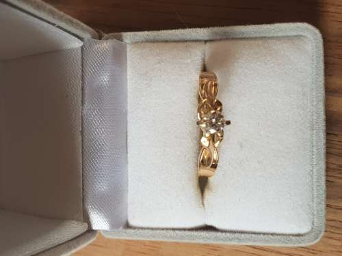 Genuine solid 18ct yellow gold with a genuine 0.26 carat solitaire natural diamond ring