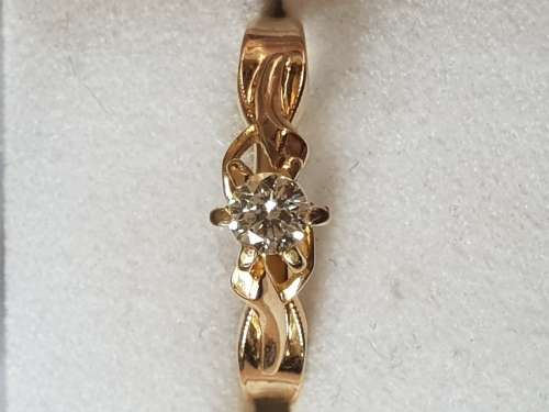 Genuine solid 18ct yellow gold with a genuine 0.26 carat solitaire natural diamond ring