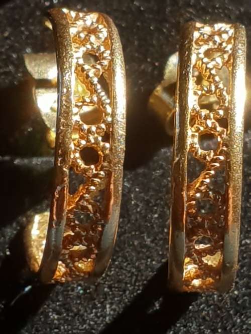9ct gold Earrings half hoop with pattern