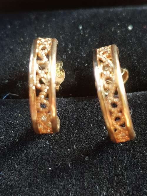9ct gold Earrings half hoop with pattern